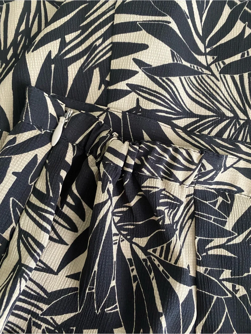 Jacklyn Smith Tropical Leaf Print Midi Skirt Small Black Tan Elastic Waist